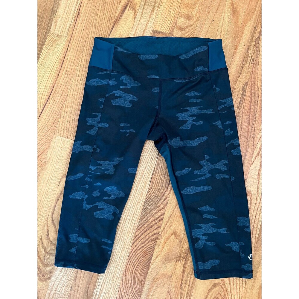 Lululemon Clip In Crops Lotus Camo Oil‎ Slick Blue/ Alberta Lake 8